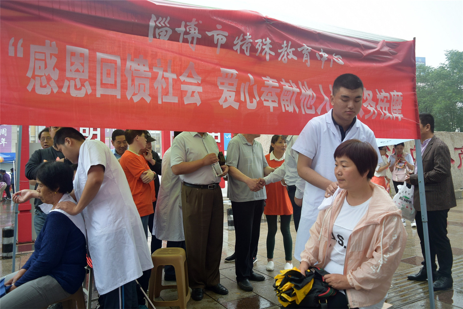 市特教中心開展“感恩回饋社會  愛心奉獻(xiàn)他人”義務(wù)按摩活動