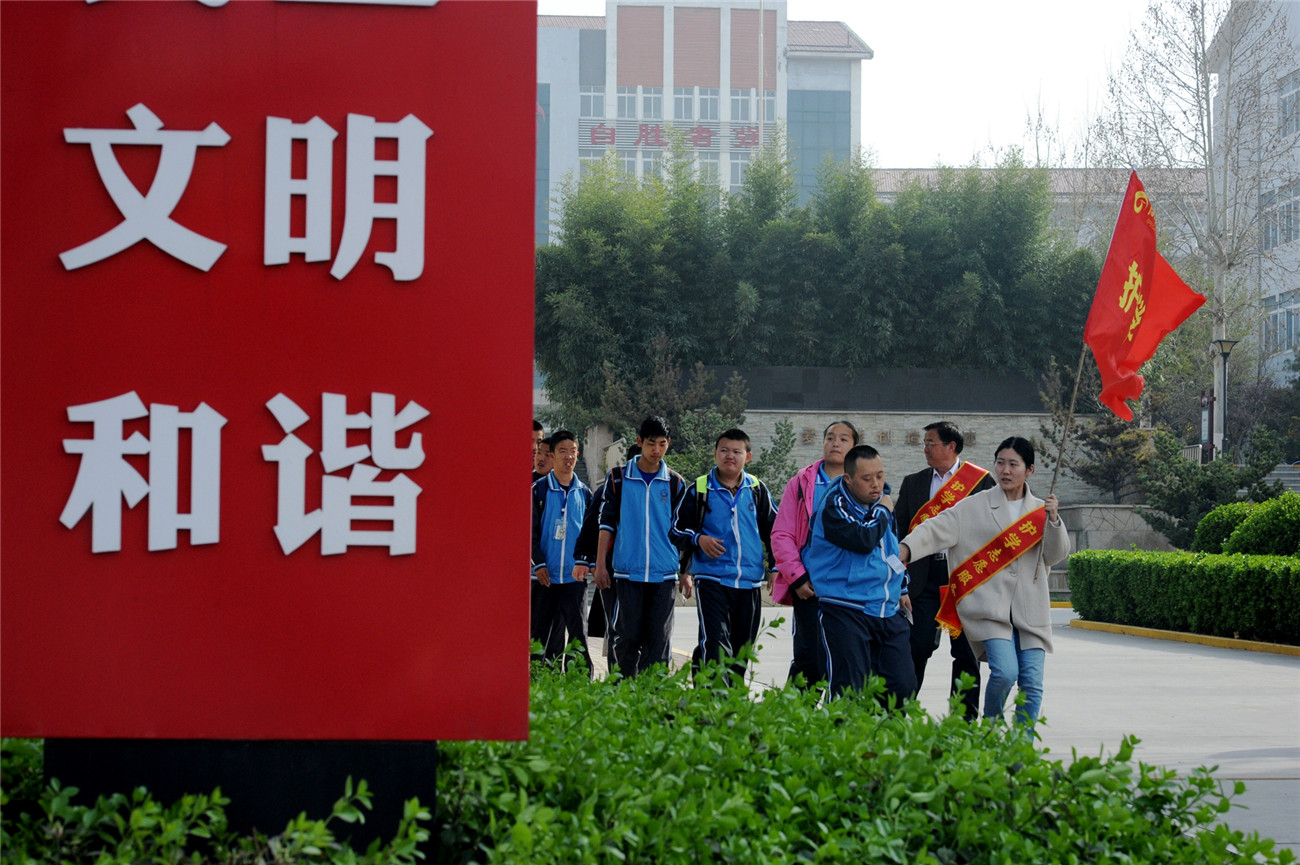 暖心“護學(xué)崗”為愛撐起保護傘