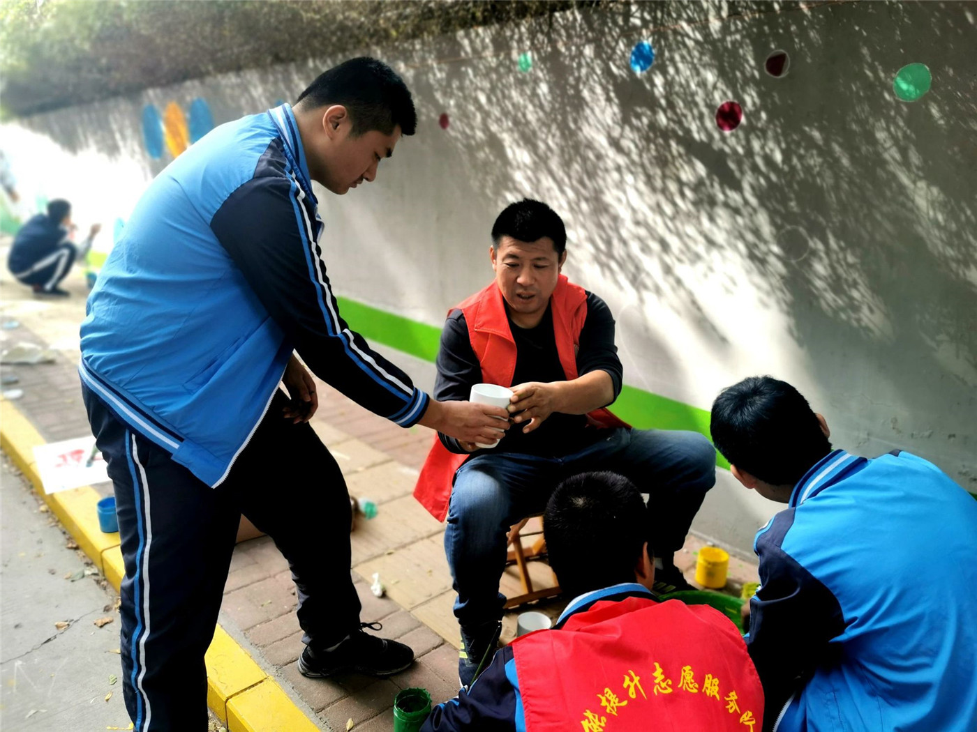 用畫(huà)筆為校園添彩