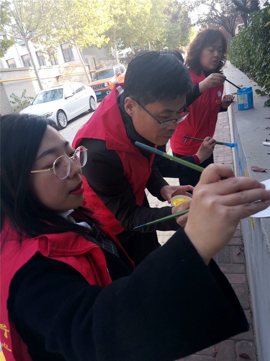 用畫(huà)筆為校園添彩