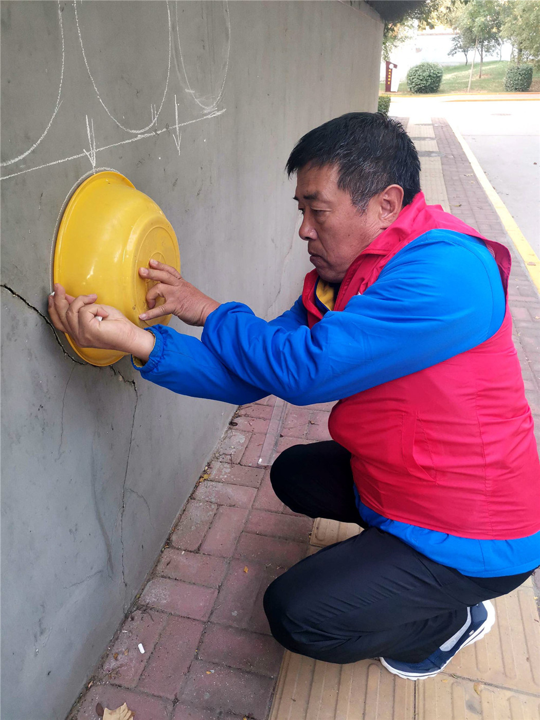 用畫(huà)筆為校園添彩