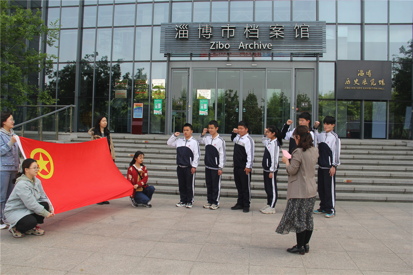 市特教中心組織開展“學(xué)黨史、強(qiáng)信念、跟黨走”新團(tuán)員入團(tuán)儀式